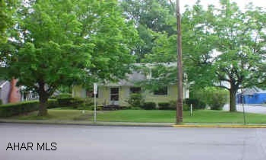 CONVENIENT ONE STORY LIVING IN THE BOROUGH, CLOSE TO SCHOOLS AND YMCA, OFF STREET PARKING, WOOD DECK, VINYL SIDING CONVENIENT ONE STORY LIVING IN THE BOROUGH, CLOSE TO SCHOOLS AND YMCA, OFF STREET PARKING, WOOD DECK, VINYL SIDING