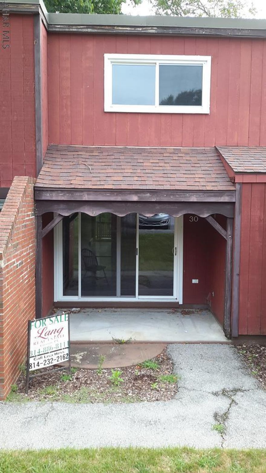 If you want maintenance free living, this is it!! Nice updated condo in Mountview Villa. 2 bedroom and full bath, well equipped kitchen, and multiple outdoor spaces to relax. Call for your private showing today!!