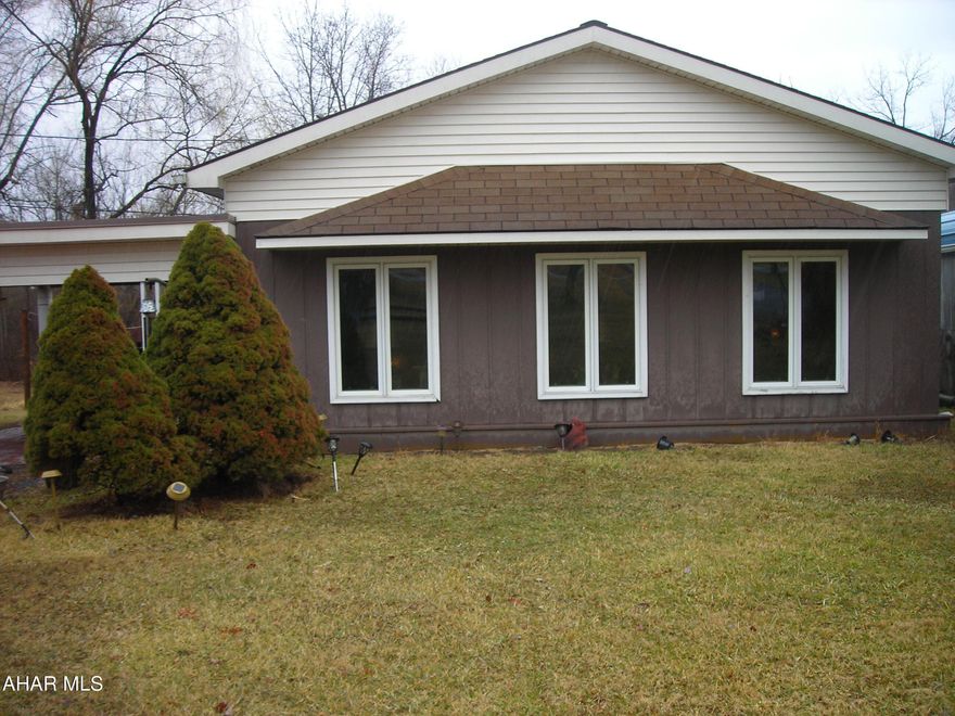 Nice little one story for single person or starter home.  Located where you can hunt easily if you're into hunting.