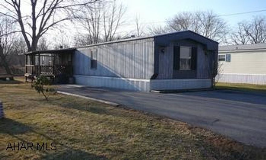 MOBILE HOME. LIVING ROOM WITH LG KITCHEN, 2 BATHS, 3 BEDROOMS.  LOT RENT IS $315. MOBILE HOME. LIVING ROOM WITH LARGE KITCHEN, 2 BATHS, 3 BEDROOMS. LOT RENT IS $315.