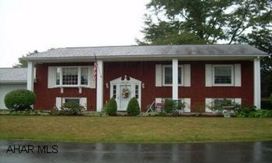 Great Location - Meticulously Cared For Brick & Frame, Just Waiting To Show Off To Your Family - Fabulous Cherry Kitchen, W / Eating Area - Gorgeous Custom Window Treatments - Largest Lot In Development - Brick & Frame Split Entry Great Location - Meticulously Cared For Brick & Frame, Just Waiting To Show Off To Your Family - Fabulous Cherry Kitchen, W / Eating Area - Gorgeous Custom Window Treatments - Largest Lot In Development - Brick & Frame Split Entry