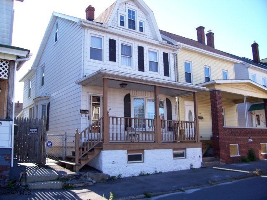 Lots of house for the money.  Great mechanics, new windows, redone kitchen with stainless appliances, large bedrooms, newer siding.  Home warranty included!  Priced to sell quickly.