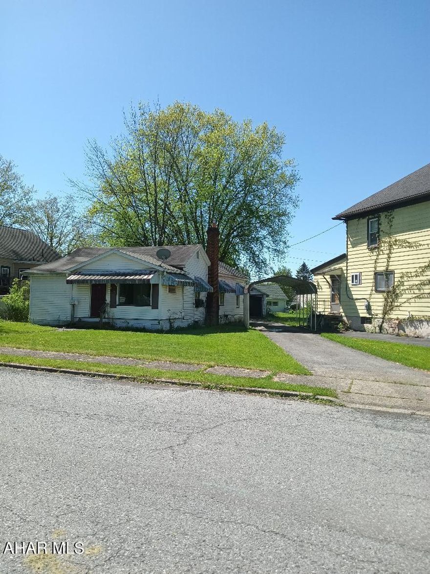 WOW Garden Heights in Altoona with Very motivated Seller 2 bedroom vinyl sided some newer windows.
Great first time house or a great investor with some TLC.  Add this home o your investment pro file!!