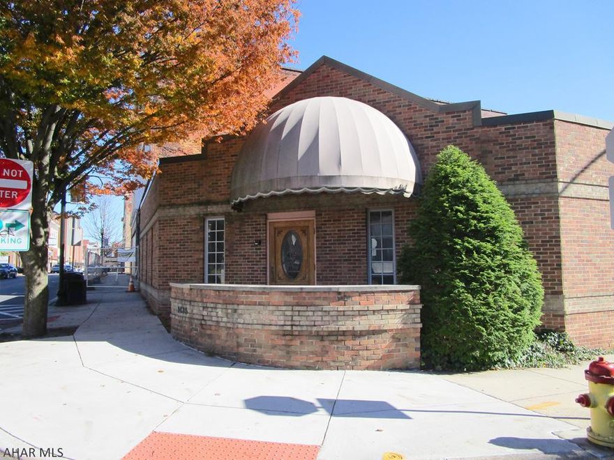 3000+/- Sq. Ft. office building in Downtown Altoona. Conveniently located.Easy access to 17th Street. Good Mechanics! Parking! Call listing agent for more information.