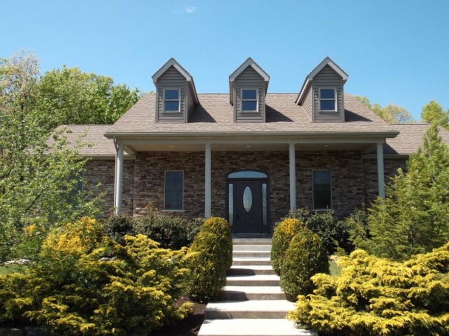 Lot size 286 X 800 X 145 X 450 X 135 X 288. Oak hardwood floors, Floating wood floors, carpet going down basement. Ceramic floors, 10' ceiling, 4 zone heat, solid interior oak door. Central vac.  Home warranty included.