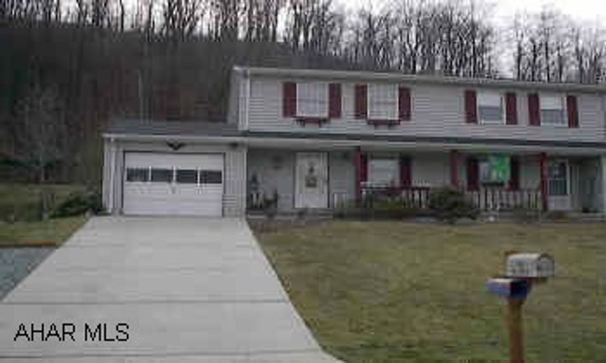 Lovely 3 bed townhouse, newer carpet, nicely decorated, good mechanic throughout.