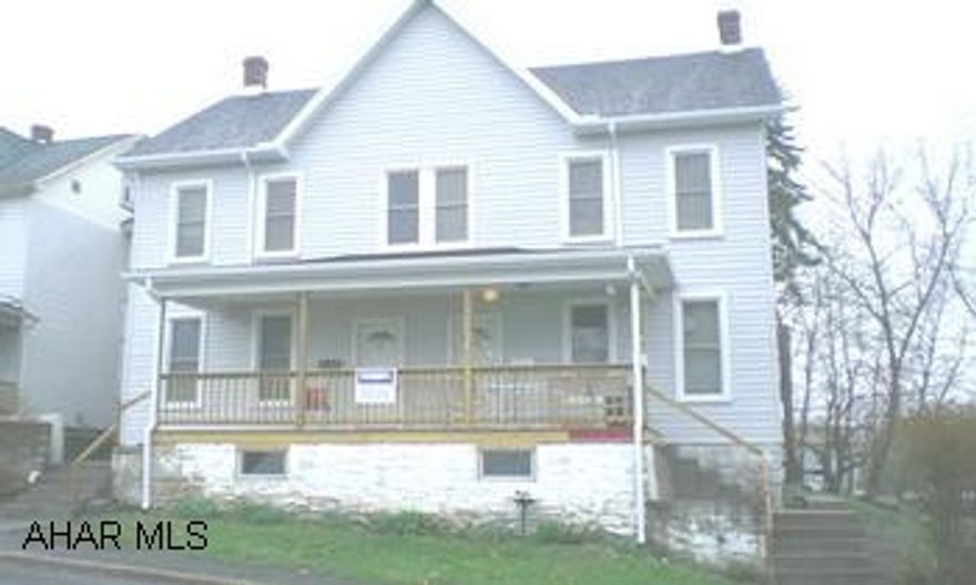 EXTERIOR TOTALLY RENOVATED, ALL SEPERATE UTILITIES, GREAT INCOME! SECOND LOT INCLUDED FOR FUTURE DEVELOPMENT. EXTERIOR TOTALLY RENOVATED, ALL SEPERATE UTILITIES, GREAT INCOME! SECOND LOT INCLUDED FOR FUTURE DEVELOPMENT.