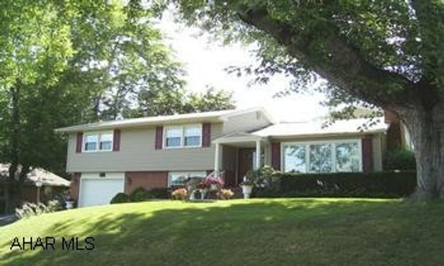 HIGHLAND PARK AREA. MULTI-LEVEL W/NEW KIT. W/ADDITION W/VAULTED CEILING & SKYLIGHT, 4 BR'S, 2.5 BATHS. SCREENED IN PORCH. LOWER LEVEL  LAUNDRY/MUD RM. PLUS OFFICE/WORK-OUT RM. NEW VINYL SIDING & ROOF. IMMACULATE! CONVENIENT LOCATION.CONTACT SUSAN 935-8252 STUNNING & INVITING. HIGHLAND PARK AREA.  MULTI-LEVEL WITH NEW KITCHEN WITH ADDITION WITH VAULTED CEILING AND SKYLIGHT; 4 BDRMS, 2.5 BATHS.  SCREENED-IN PORCH.  LOWER LEVEL OFFERS LAUNDRY/MUD ROOM PLUS OFFICE/WORK-OUT ROOM.  NEW VINYL SIDING AND ROOF.  NOT TO BE MISSED.  IMMACULATE! CONVENIENT LOCATION. GREAT FAMILY HOME. MOVE IN TODAY.   CONTACT SUSAN 935-8252.