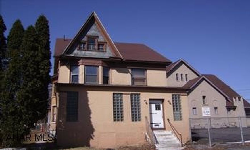 Brick Duplex - (7-8 Bedrooms) Previously Used As Student Rental - No Utilities On - Take Flashlight - Make An Offer! - Property Sold "AS IS"