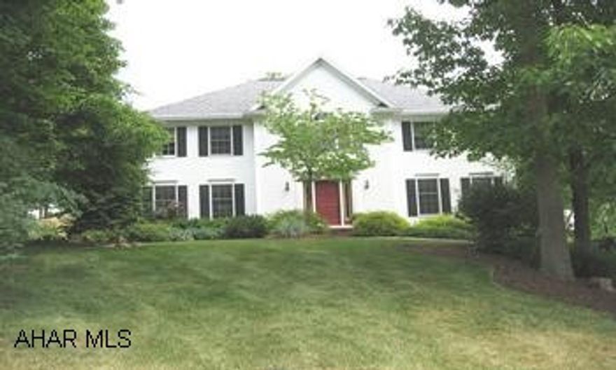 COLONIAL ON COVENTRY COURT-SUPERB LOCATION ON BEAUTIFUL MANICURED LOT-ALL ROOMS ARE OVERSIZED & INVITING WITH LOTS OF LIGHT-GFA W/ CA. ALSO SCREENED-IN PORCH OFF OF FAMILY ROOM. HOME WARRANTY OFFERED.  CALL SUSAN 935-8252. LOT SIZE-70X257X180X210X40 IRR. COLONIAL ON COVENTRY COURT-SUPERB LOCATION ON BEAUTIFUL MANICURED LOT-ALL ROOMS ARE OVERSIZED & INVITING WITH LOTS OF LIGHT-GFA W/ CA. ALSO SCREENED-IN PORCH OFF OF FAMILY ROOM. HOME WARRANTY OFFERED. CALL SUSAN 935-8252. LOT SIZE-70X257X180X210X40 IRR.