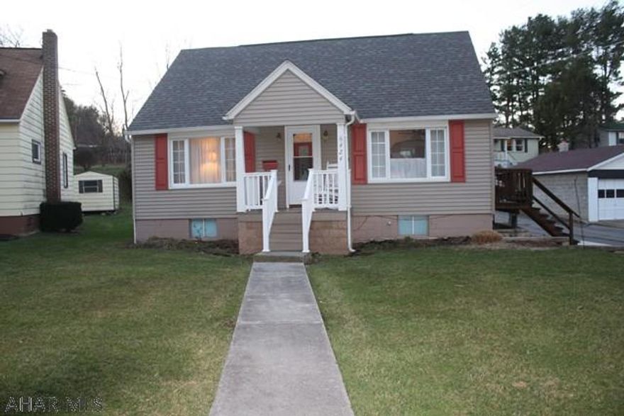 This cozy house is a well kept house located in Williamsburg. It has hardwood floors and ceremic tile. This house features a garage attached and also includes a carport in the rear. This is a great starter house!