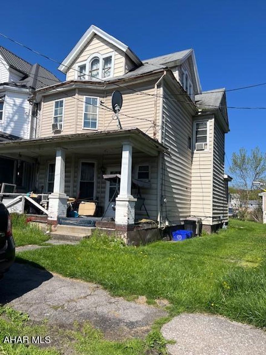 SINGLE FAMILY INVESTMENT PROPERTY BEING SOLD AS IS. SELLER WILL MAKE NO REPAIRS.
BUYER TO VERIFY TAXES AND SQUARE FOOTAGE. SHOWINGS AFTER 5 O'CLOCK TENANT WORKS.