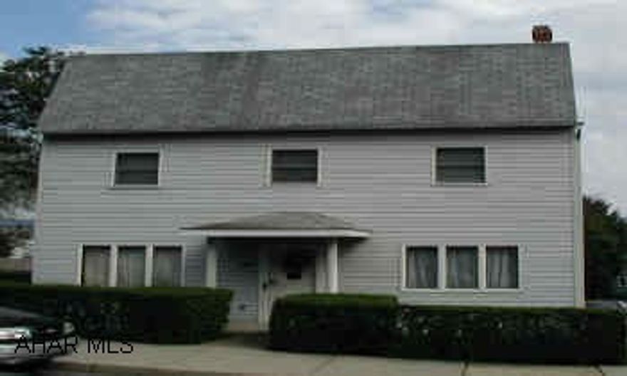 Move Right Into This 3 Story. Move Right Into This Maintence Free 3 BR With a One of a Kind Oak Kitchen.