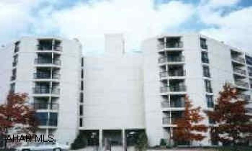 Great view, penthouse location. Excellent condition, Condo fee $175 month includes w/s, trash, maintenance, lawn, snow, and building maintenance. Sellers disc. avail. #9072.  Selling agent: Norma Holzman Great view, penthouse location. Excellent condition, Condo fee $175 month includes w/s, trash, maintenance, lawn, snow, and building maintenance. Sellers disc. avail. #9072.  Selling agent: Norma Holzman