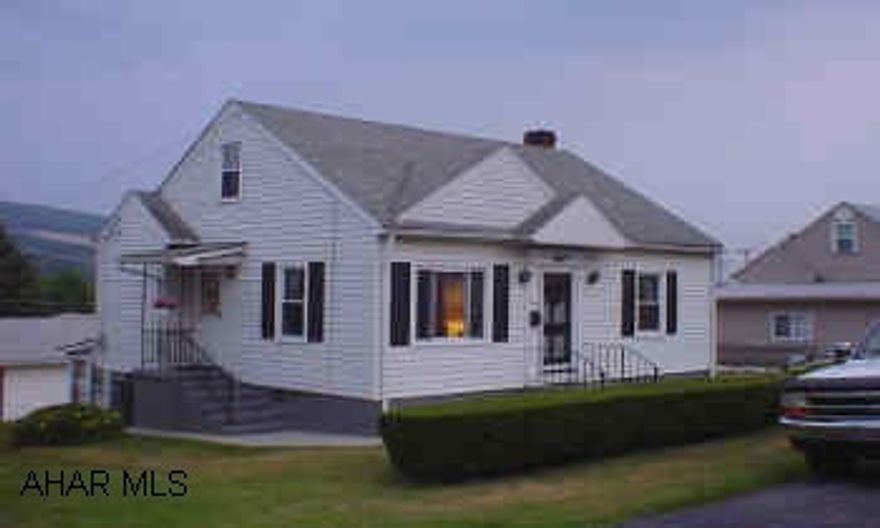 Pleasant Valley, very clean and bright, 26' x 32' heated garage, spacious lot and nicely landscaped. Ready to move into!  Could be converted back to third bedroom. Showings after 3:30 on weekdays, available anytime on weekends.