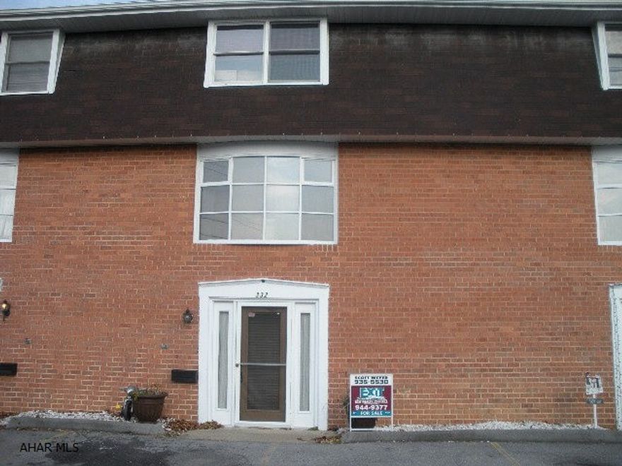 Nice 2 Bedroom, 1.5 Bath Townhome in Maple Hollow.  Family Room with 1/2 Bath on lower level, newer furnace, central A/C, newer oak cabinets, counter tops, newer s/s Refrigerator and Dishwasher, newer kitchen flooring and bathroom updates.  $145 HOA covers: exterior Building maintenance, snow removal, lawn care, use of pool and tennis courts.