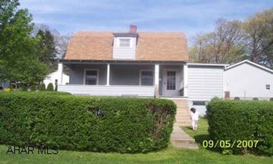 Great 2 bedroom home situated on a 86x120 lot. Extra large heated garage has cable and 1/2 bath. Conveniently located near schools and shopping. Home warranty offered. Great home with 2 bedrooms, 1 bath, situated on a 86x120 lot. Extra large heated garage has cable and half bath. Conveniently located near schools and shopping.  Home warranty offered.