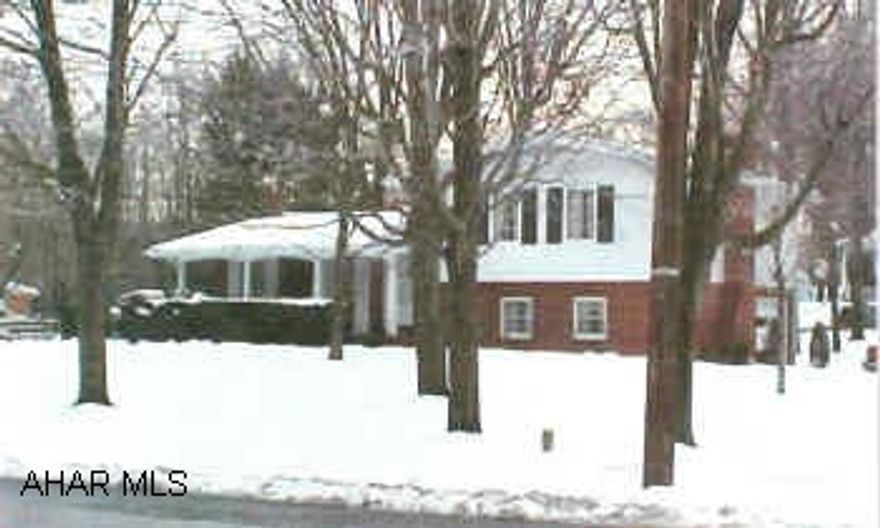 NICE SPLIT LEVEL HOME IN BELLWOOD.