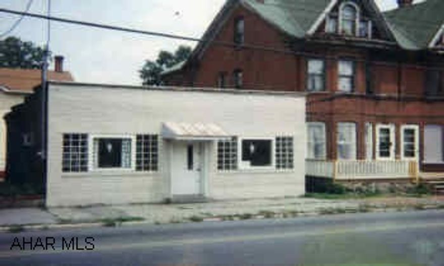 IN MOVE IN CONDITION - NEW CARPET, UPDATED ELECTRIC, WINDOW AIR CONDTIONER.  PRICE IS NOT NEGOTIABLE IN MOVE IN CONDITION - NEW CARPET, UPDATED ELECTRIC, WINDOW AIR CONDTIONER.  PRICE IS NOT NEGOTIABLE