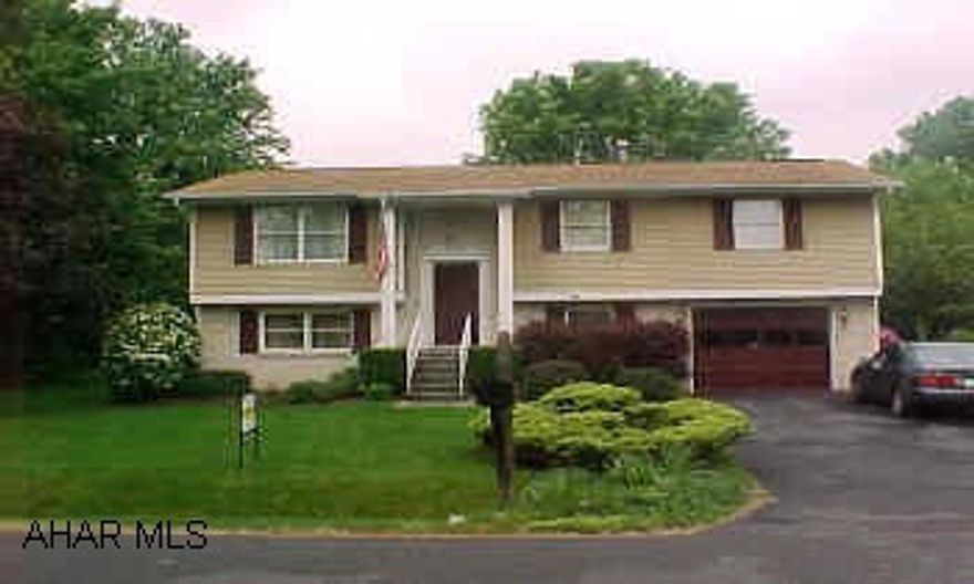 Mint condition:  3 BR, 2.5 BA, formal living room, dining room, large eat-in kitchen Newer carpeting - move in condition.  Beautiful landscaped lot.  Owners must sell!! They have purchased another home.