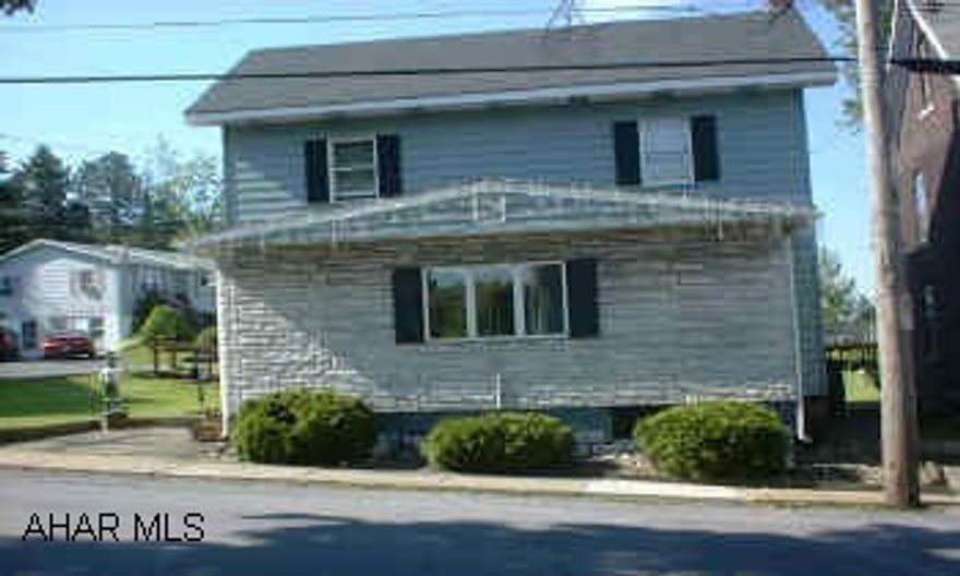 2.5 STORY IMMACULATE HOME. NEWER OAK KITCHEN. 3 BEDROOM. 1ST FLOOR LAUNDRY AND BATH. HEATED ABOVE GROUND POOL. HEATED SUNROOM. LARGE LOT.  2.5 STORY IMMACULATE HOME. NEWER OAK KITCHEN. 3 BEDROOM. 1ST FLOOR LAUNDRY AND BATH. HEATED ABOVE GROUND POOL. HEATED SUNROOM. LARGE LOT.