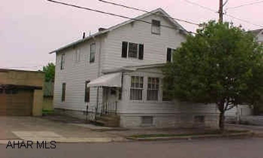 2 1/2 story, new kitchen, carpet is 3 yrs old.  Well maintained Well maintained 3 BR, 1.5 BA.  Modern kitchen, new maple cabinets.