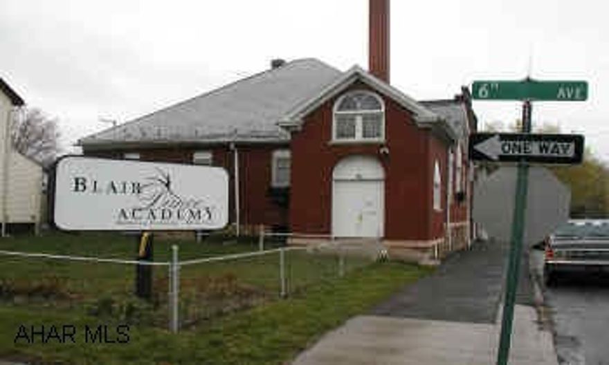 MULTI PURPOSE BUILDING SUITABLE FOR MANY USES. DAYCARE, SCHOOL, STUDIO. 3 FLOORS INCLUDING WALKOUT BASEMENT. MULTI PURPOSE BUILDING SUITABLE FOR MANY USES. DAYCARE, SCHOOL, STUDIO. 3 FLOORS INCLUDING WALKOUT BASEMENT. ALMOST 7,000 SQ. FT. AGENT OWNED.