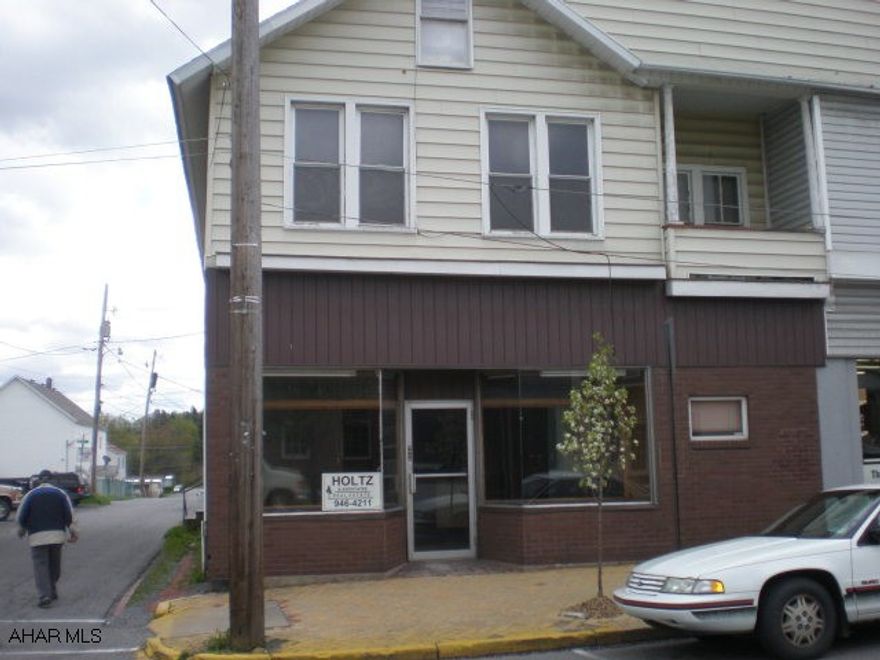 Commercial building with 4bdrm appartment on 2nd floor.