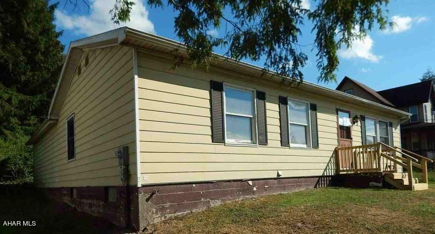 Built in 1977, this one level home offers approximately 1016 finished square
feet, three bedrooms and one full bath, partial unfinished basement and attached
 two car garage. This home sits on an approximate 13504 sqft lot.