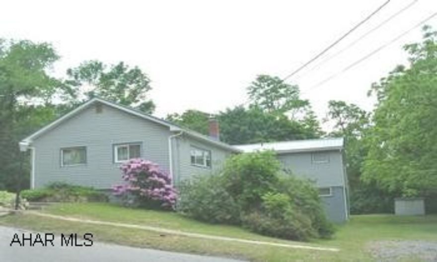 ONE STORY 3 BED, 2 BATH HOME ON A NICE PRIVATE LOT. HOME WARRANTY INCLUDED. ONE STORY 3 BED, 2 BATH HOME ON A NICE PRIVATE LOT. HOME WARRANTY INCLUDED.