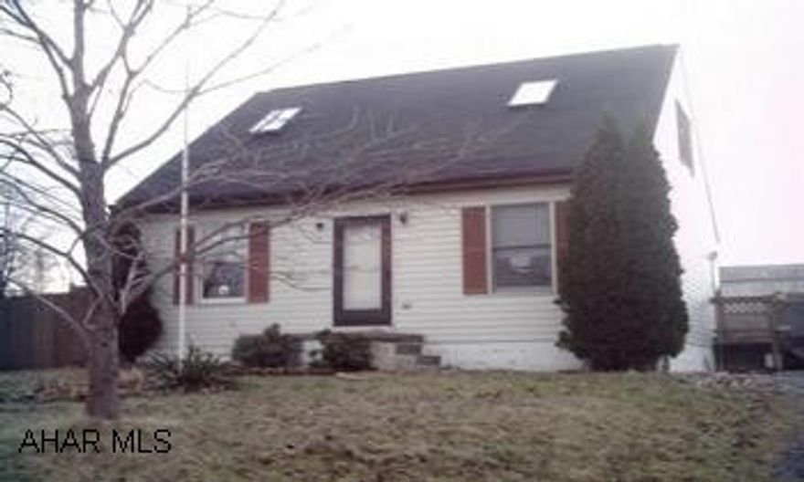 EXCEPTIONAL CAPE/ 2ND FLOOR MATER SUITE FRESHLY PAINTED, NEW CARPET, FAMILY ROOM WITH WET BAR, PERFECT FIT IF YOU ARE DOWNSIZING OR JUST SARTING OUT.