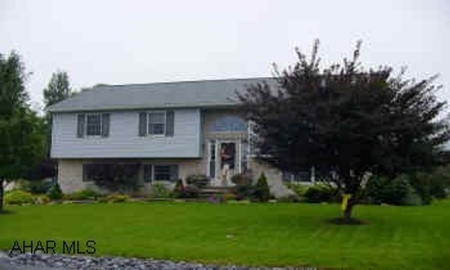 Immacculate Bi-Level Super Location!! 3 bedrooms, 2.5 Baths, Oak Eat-in Kitchen, Large FamilyRoom @ Gas Fireplace, Finished Laundry Room, Oak Entry, Central Air, Oversized 2 Car Garage all on Nice Lot. Home is top of line professional Landscaped Must See! Immaculate Bi-Level Super Location!! 3 bedrooms, 2.5 Baths, Oak Eat-in Kitchen, Large FamilyRoom @ Gas Fireplace, Finished Laundry Room, Oak Entry, Central Air, Oversized 2 Car Garage all on Nice Lot. Home is top of line professional, Landscaped, MUST SEE!!