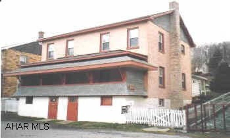 Large single family home - could be converted to duplex