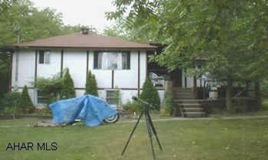 1 STORY ON 100X120 LOT. NEEDS SOME WORK. 1 STORY ON 100X120 LOT. NEEDS SOME WORK.