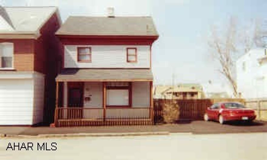 IMMACULATE 3 BEDROOM WITH LARGE EAT-IN KITCHEN.  THIS SALE INCLUDES ALL APPLIANCES.  FENCED REAR YARD WITH CEMENT BASKETBALL COURT.  WALK-OUT BASEMENT.