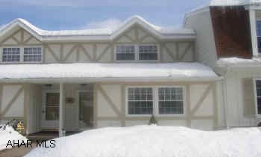 DARLING TOWNHOUSE IN MINT CONDITION. NEW KITCHEN, BATH AND TILT-IN WINDOWS.