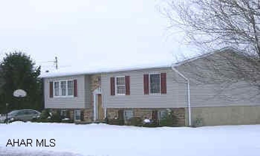 BEAUTIFUL BI-LEVEL ON SPACIOUS 150X150 LOT, CENTRAL AIR, FINISHED BASEMENT. GREAT 3 BEDROOM BI-LEVEL ON A SPACIOUS CORNER 150X150 LOT.  BRICK AND VINYL HOME.  1.75 BATHS (1/2 BATH IN BASEMENT).  FINISHED GAME ROOM.  CENTRAL AIR, IMMEDIATE OCCUPANCY.  LOTS OF STORAGE AREAS.