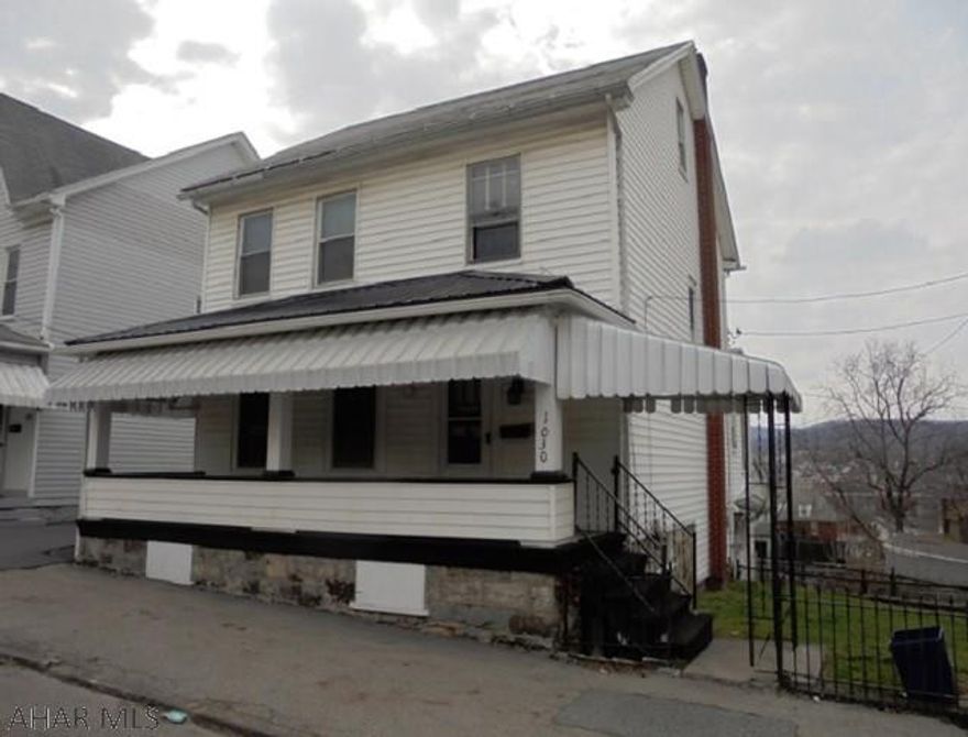 Altoona - 3 BR, 2 full bath  vinyl sided home on a 42 x 97 lot. 1 car integral garage.