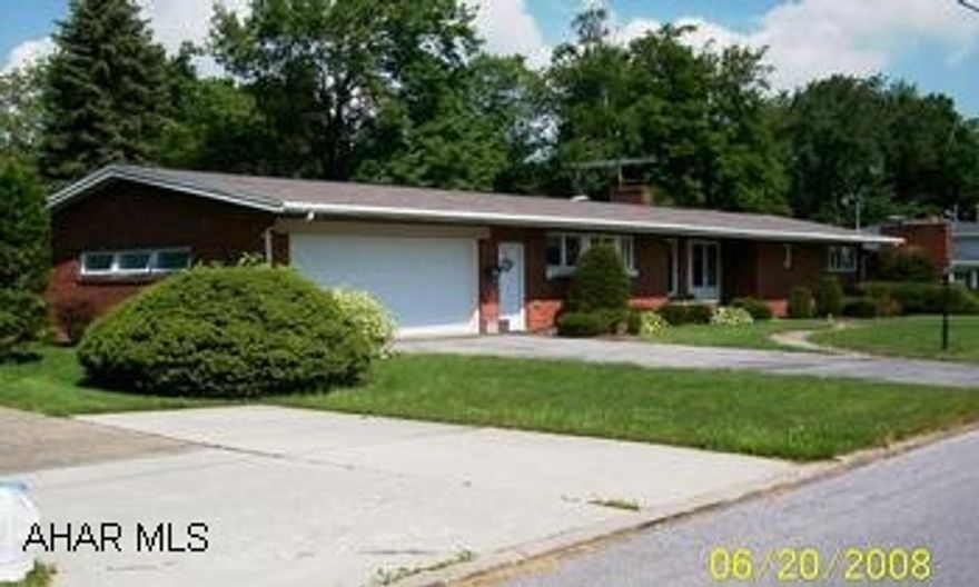 1 STORY BRICK RANCH BEAUTIFUL KITHCEN, FULL BASEMENT, CENTRAL AIR, LEVEL LOT,MARBLE WINDOW SILLS. BASEMENT BATH CONNECTIONS AVALIABLE.