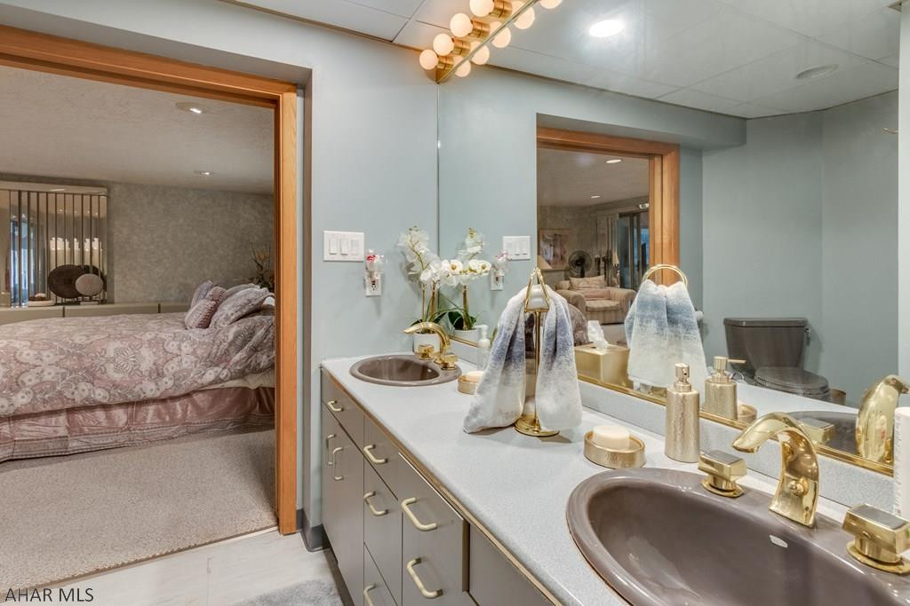 Holiday Manor - Residential