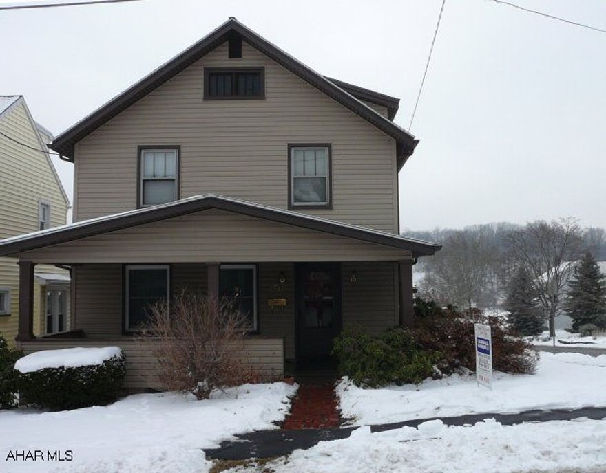 Vinyl sided, 3 Bedroom and 1 1/2 Bathroom.  Office on 1st floor, kitchen nook, plus dining room.  Hard wood floors.  1 Car Garage.  With acceptable offer, seller will help with closing cost assist.