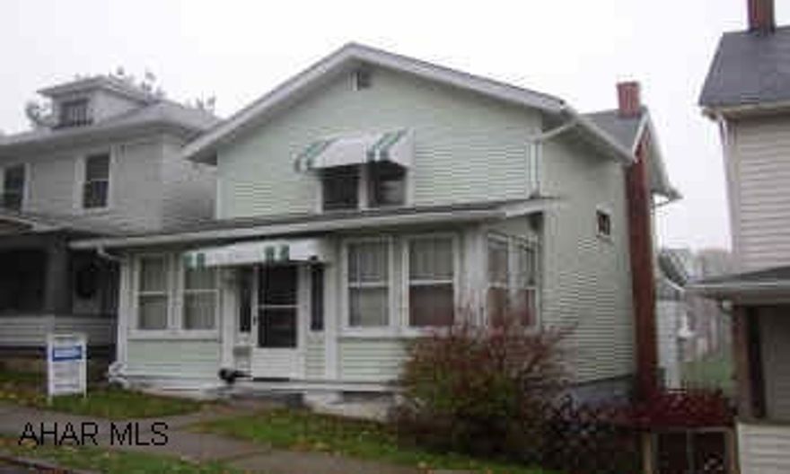 NEW CARPET THROUGHOUT & FRESHLY PAINTED THROUGHOUT. SHOWS VERY WELL. LAUNDRY 1ST FLOOR.