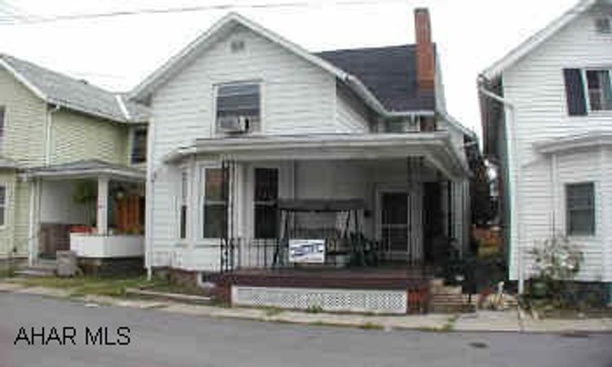 Move in condition.  lst floor laundry,  new windows, 200 amps service.