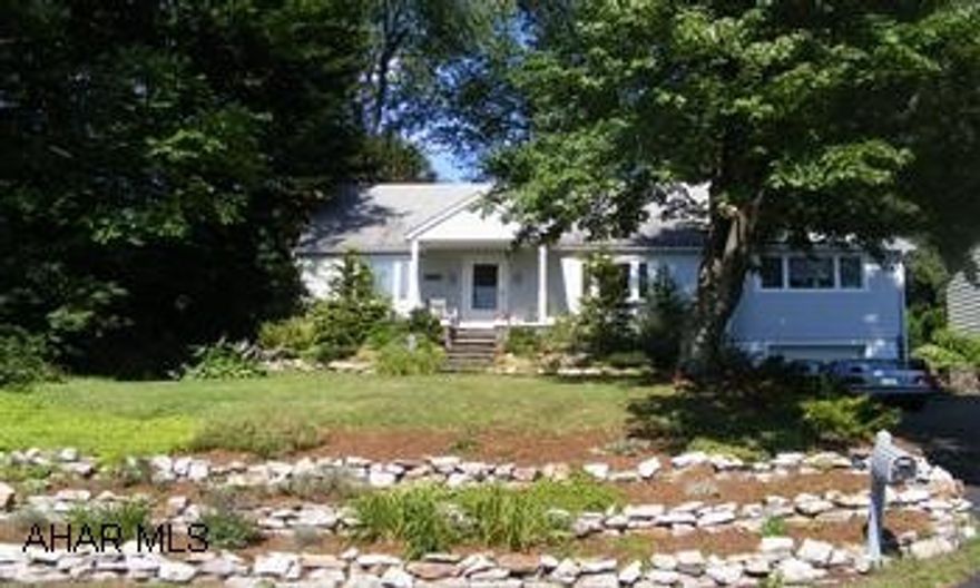 Cute Cape Cod , hardwood floors, pergo floors in kitchen, finished basement.