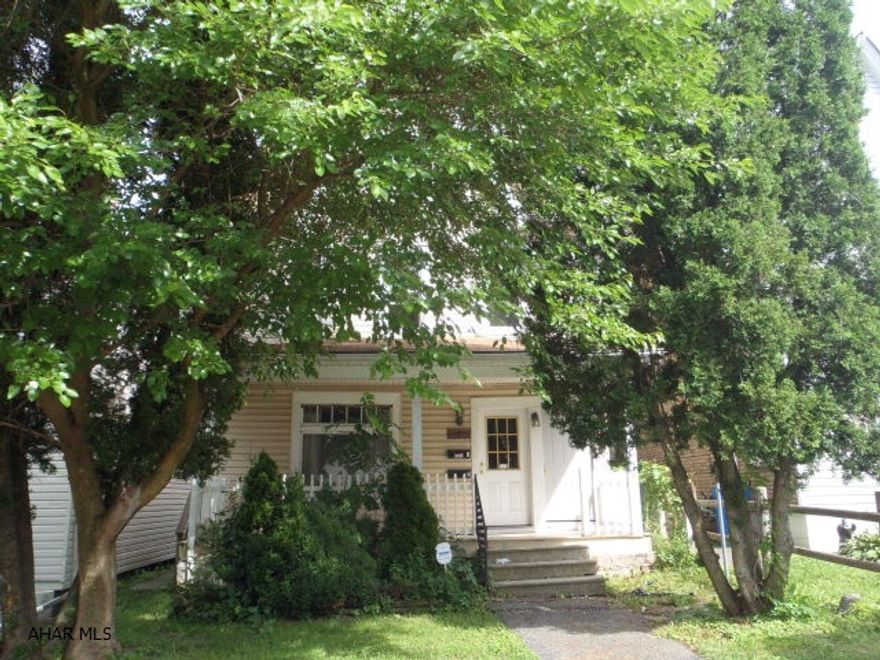 Duplex with separate utilities.  Vinyl siding, shingle roof, 2 100 amp CB boxes, 2 GFA furnaces, 2 gas hw tanks.  Alley in rear to access offstreet parking.