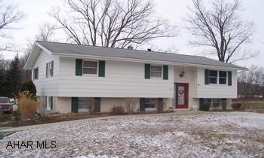 This 4 bedroom, 1.75 BA, bi-level home is move-in ready! Family room w/fireplace and wet bar. Quiet setting, nice views. Spring Cove schools. This 4 bedroom, 1.75 BA, bi-level home is move-in ready! Family room w/fireplace and wet bar. Quiet setting, nice views. Spring Cove schools.