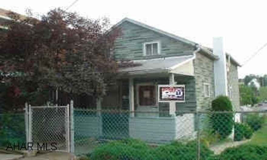 3BR, 1 BA, LR, DR, Kitchen, Updated Kitchen and Bath, Fenced yard, Nice home.  Property sold "as is".  Call agent for special addendums. 3BR, 1 BA, LR, DR, Kitchen, Updated Kitchen and Bath, Fenced yard, Nice home.  Property sold "as is".  Call agent for special addendums.