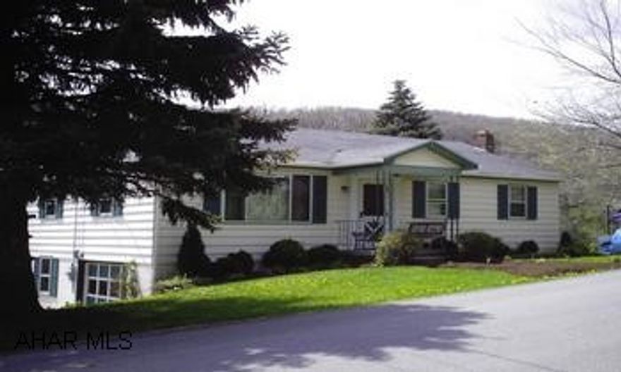 Maple Hollow Split Level 3BD 1.5Ba Central Air, Hardwood Floors, Hburg SD