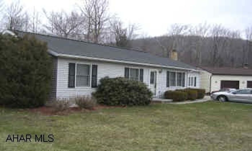 1 STORY VINYL RANCH. SUPER RANCH HOME. BACKS UP TO  WOODED AREA. FAMILY ROOM HAS COAL STOVE. 1ST FLOOR LAUNDRY.