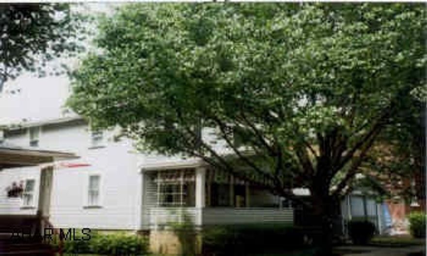 2 1/2 STORY IN BOROUGH, PERFECT CONDITION, SMALL LOT, CHERRY KITCHEN.